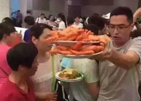 Khiếp đảm trước cảnh tượng tranh cướp khi ăn buffet của thực khách Trung Quốc!