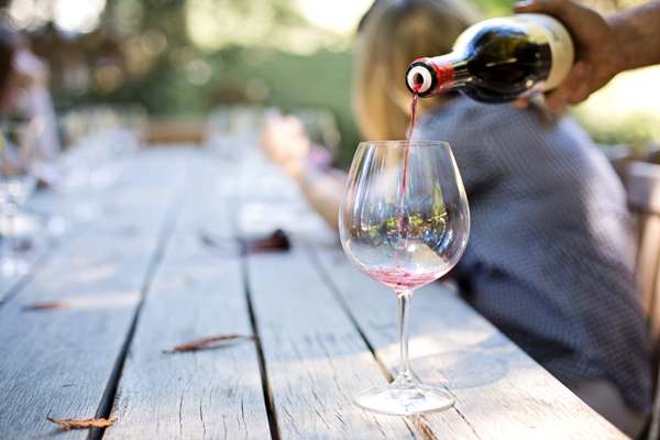 7 điều nhân viên phục vụ cần tránh khi phục vụ rượu vang