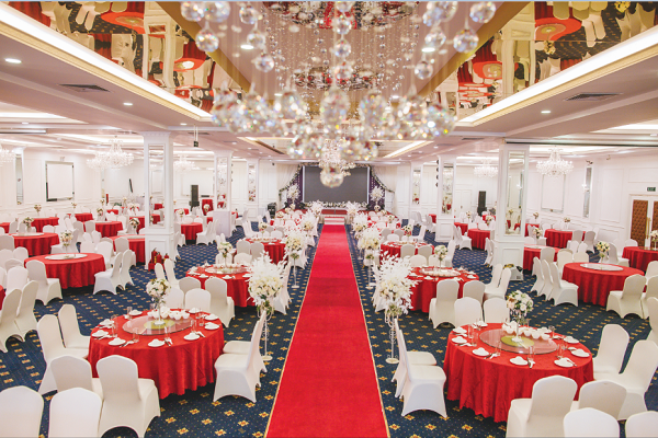 Không gian tiệc cưới trong nhà hàng - khách sạn được trang hoàng lộng lẫy, set-up chỉn chu