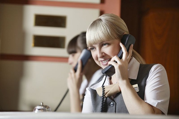 nguyên tắc cơ bản khi sử dụng điện thoại cho lễ tân khách sạn 