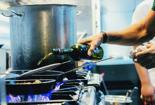 rượu nấu ăn và 4 điều hữu ích cho đầu bếp chuyên nghiệp