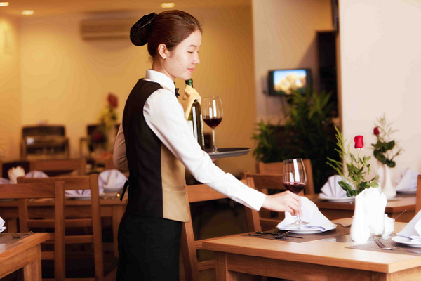8 nguyên tắc phục vụ chuyên nghiệp nhân viên nhà hàng cần nhớ