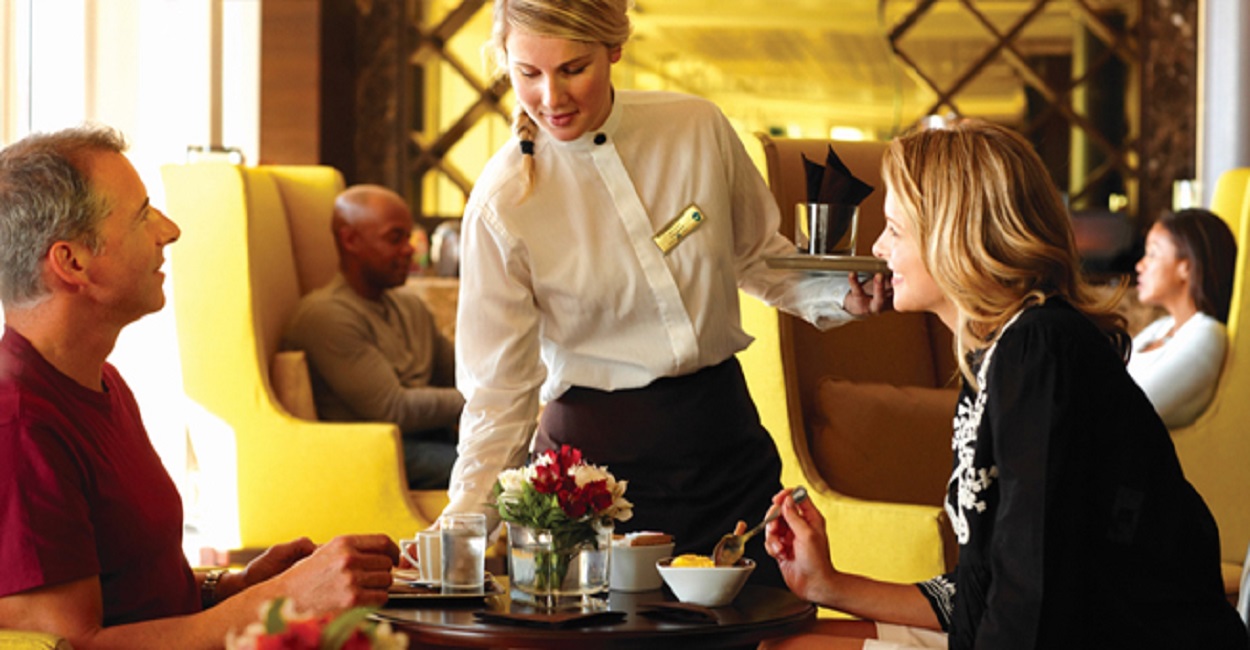Nhân viên phục vụ bàn khách sạn 5 sao thu nhập bao nhiêu?
