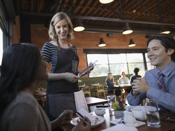 Làm thế nào để tuyển dụng nhân viên phục vụ nhà hàng giỏi?
