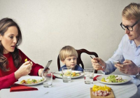 Nhà hàng miễn phí suất ăn cho trẻ em nếu bố mẹ… không dùng điện thoại