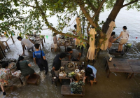 Có nhà hàng kinh doanh đắt khách mùa dịch lẫn mưa lụt