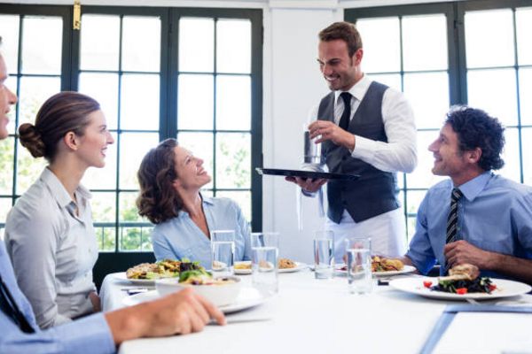 3 kiến thức thiết yếu nhân viên phục vụ bàn cần trang bị