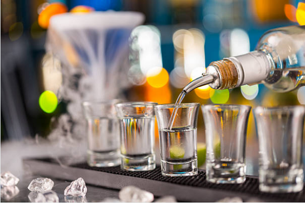 5 nguyên tắc phục vụ rượu mạnh trong nhà hàng