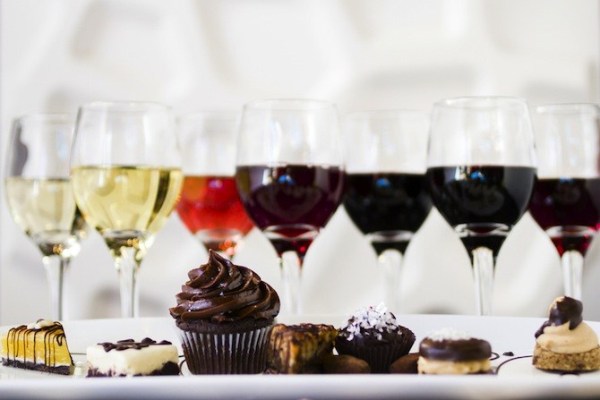 7 cách kết hợp rượu vang với bánh ngọt - bạn đã thử chưa