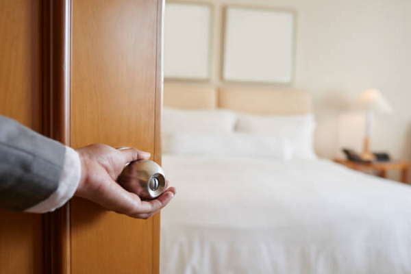 công việc chi tiết của housekeeping trong quy trình kiểm tra phòng ngủ khách sạn