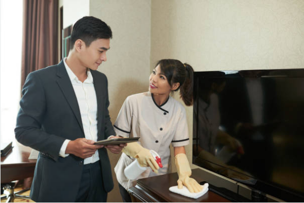công việc chi tiết của housekeeping trong quy trình kiểm tra phòng ngủ khách sạn