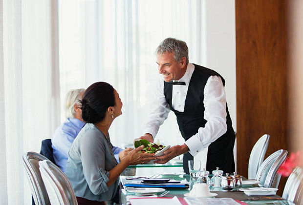 làm thế nào để chia ca làm việc cho nhân viên phục vụ nhà hàng
