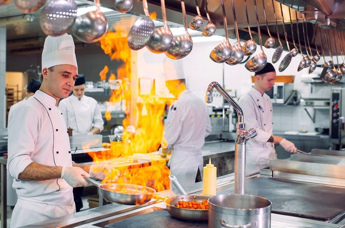 mức lương phụ bếp - đầu bếp - bếp trưởng trong nhà hàng - khách sạn hiện nay