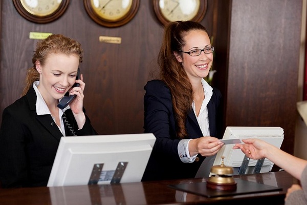 nguyên tắc cơ bản khi sử dụng điện thoại cho lễ tân khách sạn 