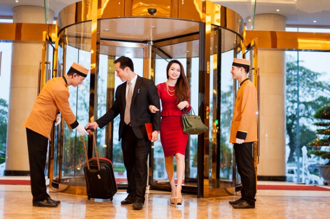Nhân viên khách sạn nên BÁN gì cho 15 kiểu khách hàng nhất định sẽ gặp  trong đời?