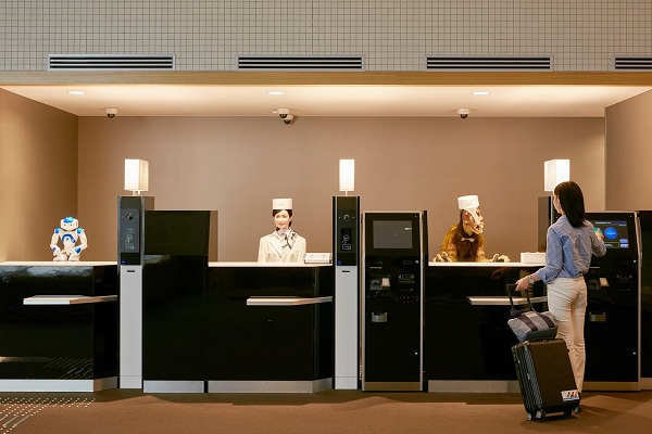 nhân viên robot sẽ thay thế hoàn toàn con người trong phục vụ khách sạn nhà hàng