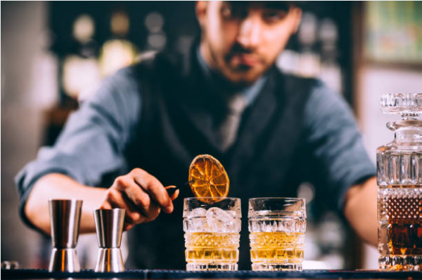 Phục vụ rượu mạnh kiểu Neat, Up hay Straight up là gì? – Kiến thức vàng nhân viên nhà hàng cần biết