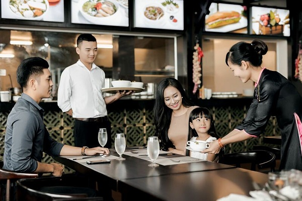 quản lý nhà hàng nên đào tạo gì cho nhân viên phục vụ mới