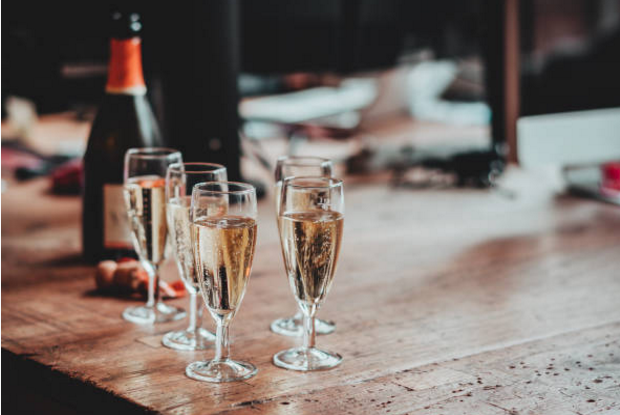 quy trình 7 bước mở và rót rượu Champagne chuẩn nhân viên phục vụ chuyên nghiệp