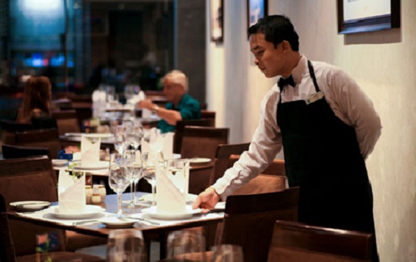 27 Quy trình phục vụ nhà hàng Waiter/ Waitress cần biết (P.1)