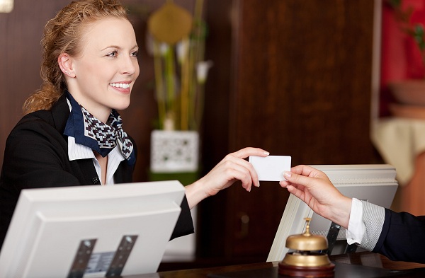 Quy trình trao chìa khóa lúc khách check-in lễ tân khách sạn cần biết