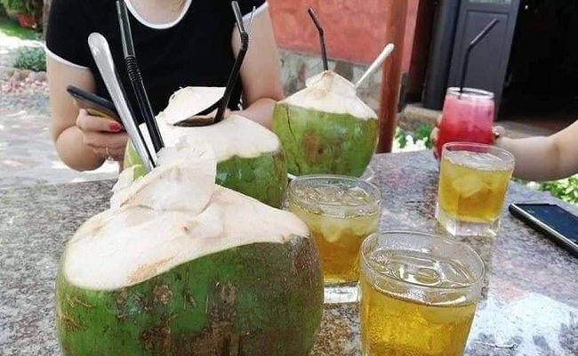 resort 4 sao phục vụ 170000 đồng 1 trái dừa - liệu có đang chặt chém du khách quá tay