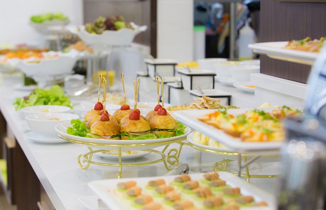 tại sao khách sạn thường phục vụ buffet sáng miễn phí cho khách thuê phòng