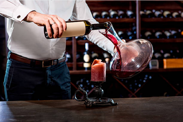tại sao một số loại rượu vang khi rót phải soi trên ngọn nến