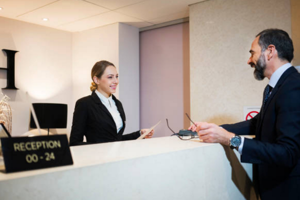tìm hiểu tiêu chuẩn dịch vụ lễ tân khi thực hiện quy trình check-in cho khách