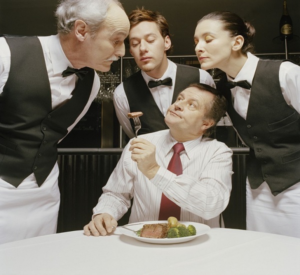 tình huống phục vụ bàn trong nhà hàng thường gặp nhất và hướng xử lý 