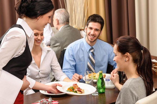 tình huống phục vụ bàn trong nhà hàng thường gặp nhất và hướng xử lý 