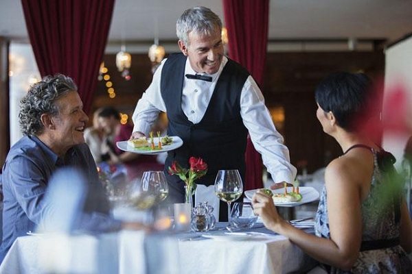 kỹ năng phục vụ món ăn chuyên nghiệp nhân viên nhà hàng – khách sạn cần có