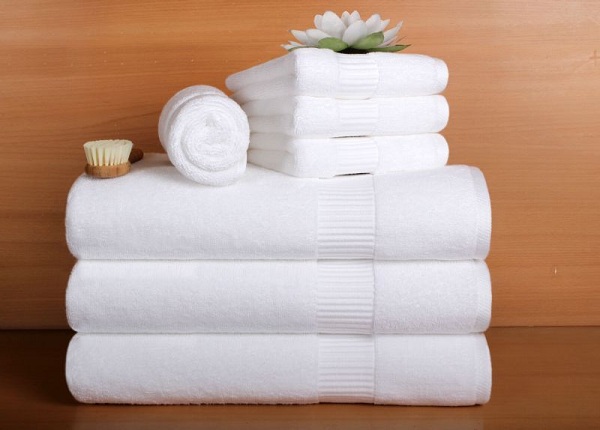 tuyệt chiêu khử mùi và tẩy trắng khăn tắm cho nhân viên giặt là khách sạn