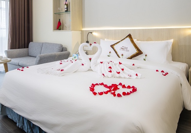 12 kiểu trang trí giường honeymoon đẹp dành cho khách sạn