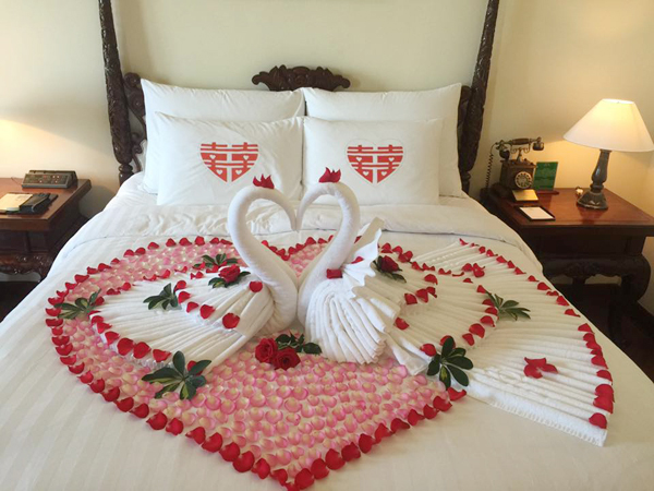12 kiểu trang trí giường honeymoon đẹp dành cho khách sạn