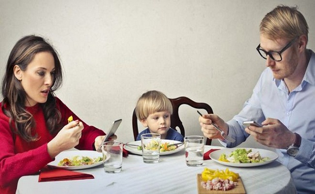 Nhà hàng miễn phí suất ăn cho trẻ em nếu bố mẹ không dùng điện thoại