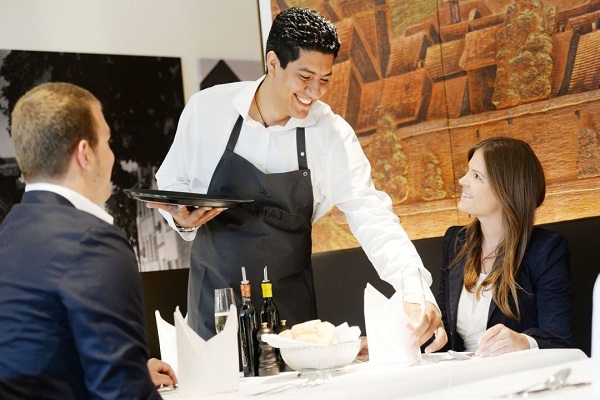 8 mẫu câu tiếng Anh “Chúc quý khách ngon miệng” nhân viên phục vụ nhà hàng cần biết