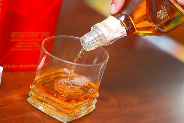 Cách phục vụ rượu Whisky nhân viên nhà hàng cần biết