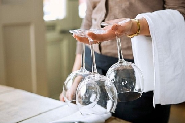 9 mẹo hay rửa ly thủy tinh sạch bóng nhân viên khách sạn, nhà hàng cần biết