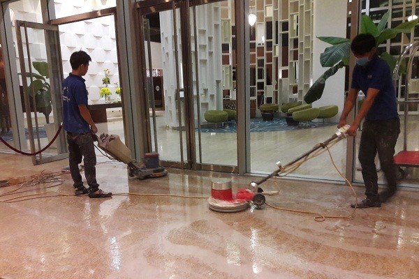 Kinh nghiệm đánh bóng sàn đá sạch bóng cho nhân viên khách sạn