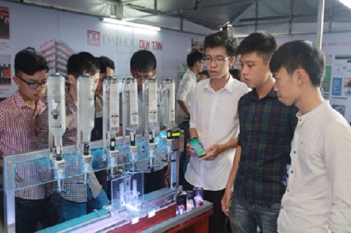 Nhóm sinh viên Đà Nẵng sáng chế máy pha chế cocktail tự động