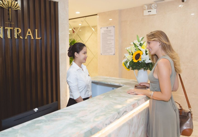 Vì sao nhà quản lý khách sạn – nhà hàng nên “đặt nhân viên lên trên hết”?