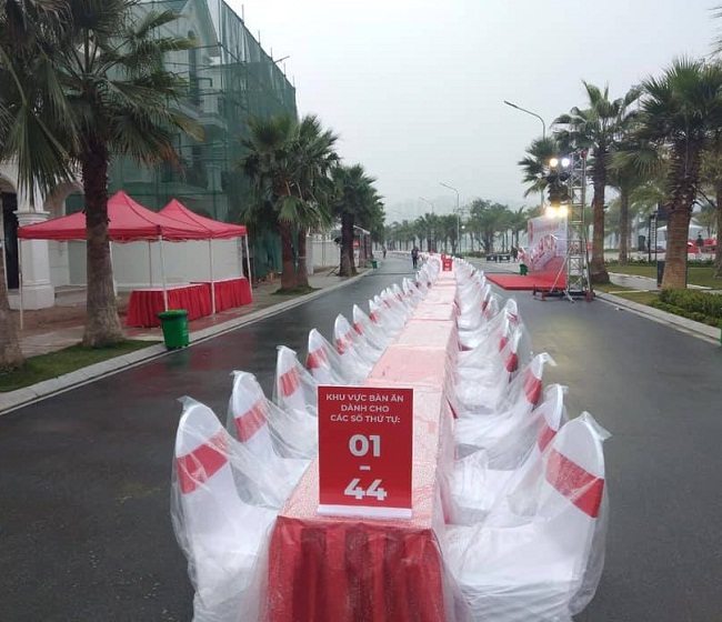 3 Giờ chạy đua thần tốc tổ chức thành công sự kiện bàn tiệc siêu dài tại Hà Nội