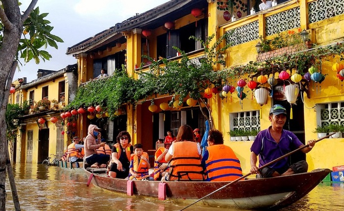 Hội An gặp khó ló khôn với tour du lịch dạo phố cổ bằng ghe