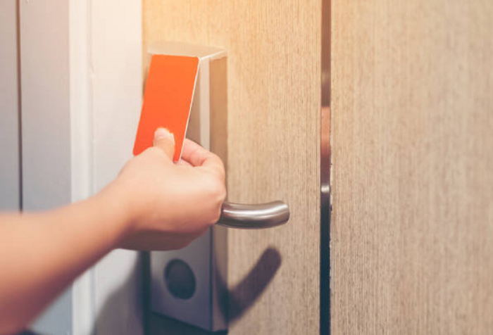 Quy trình giao nhận - bảo quản chìa khóa phòng khách lưu trú và hướng xử lý trường hợp nhận hộ khóa phòng