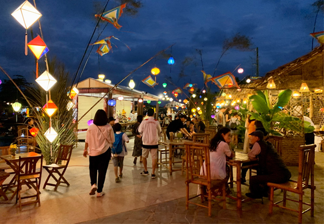 Hàng ngàn du khách thích thú trải nghiệm “Chợ ẩm thực di sản Hội An lần thứ nhất”