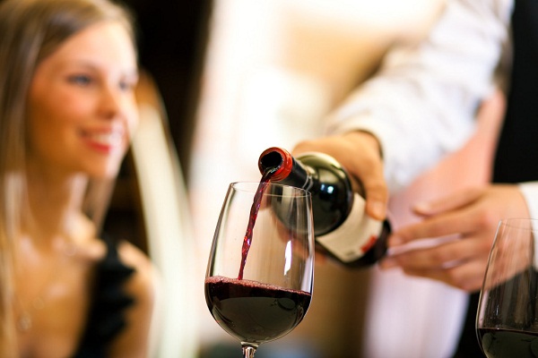 cách phục vụ rượu vang đỏ trong nhà hàng - khách sạn