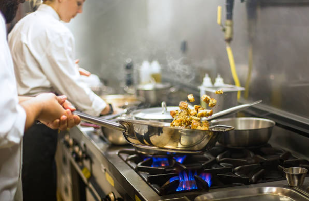5 lưu ý an toàn khi làm việc nhân viên bếp Khách sạn – Nhà hàng cần biết