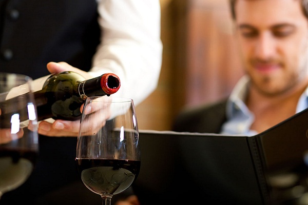 Quy trình phục vụ rượu vang trong nhà hàng