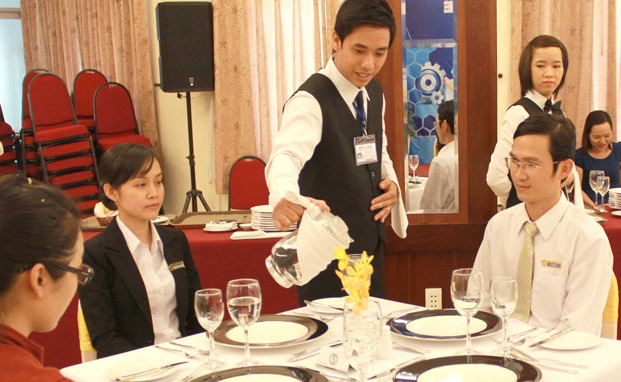 5 bước đào tạo nhân viên phục vụ nhà hàng